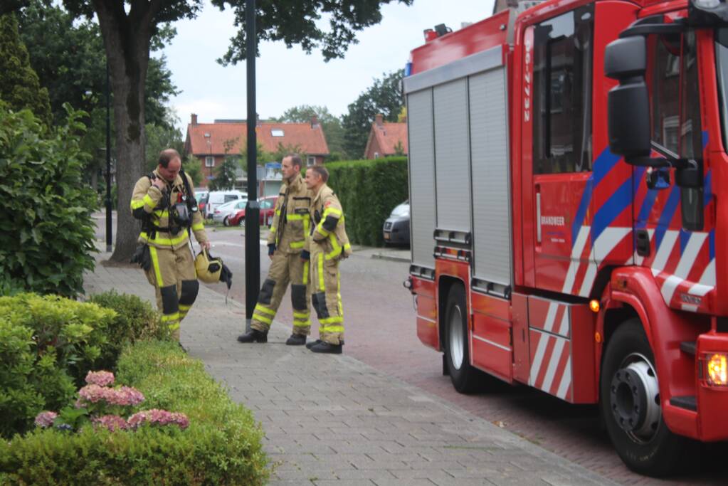 Vreemde lucht in woning, brandweer doet metingen