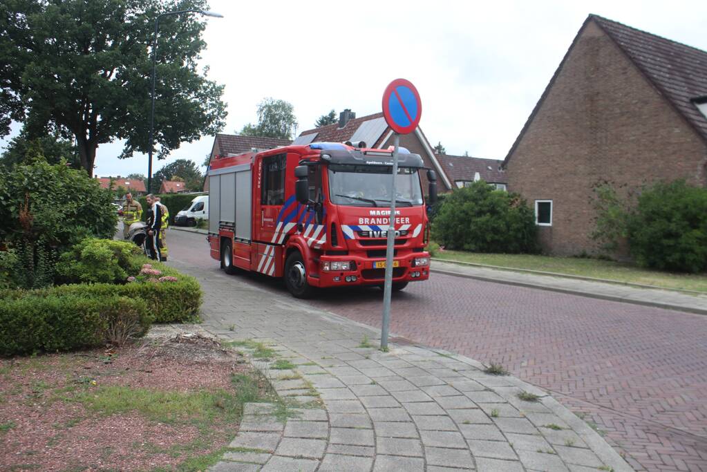 Vreemde lucht in woning, brandweer doet metingen