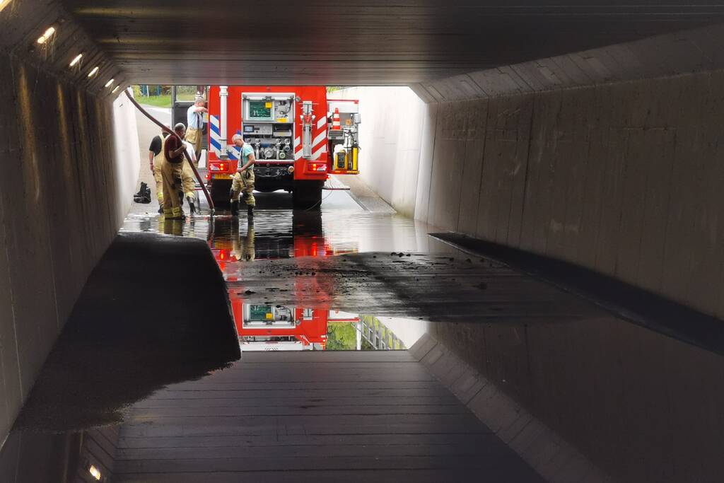 Fietstunnel onder gelopen na hevige regenval