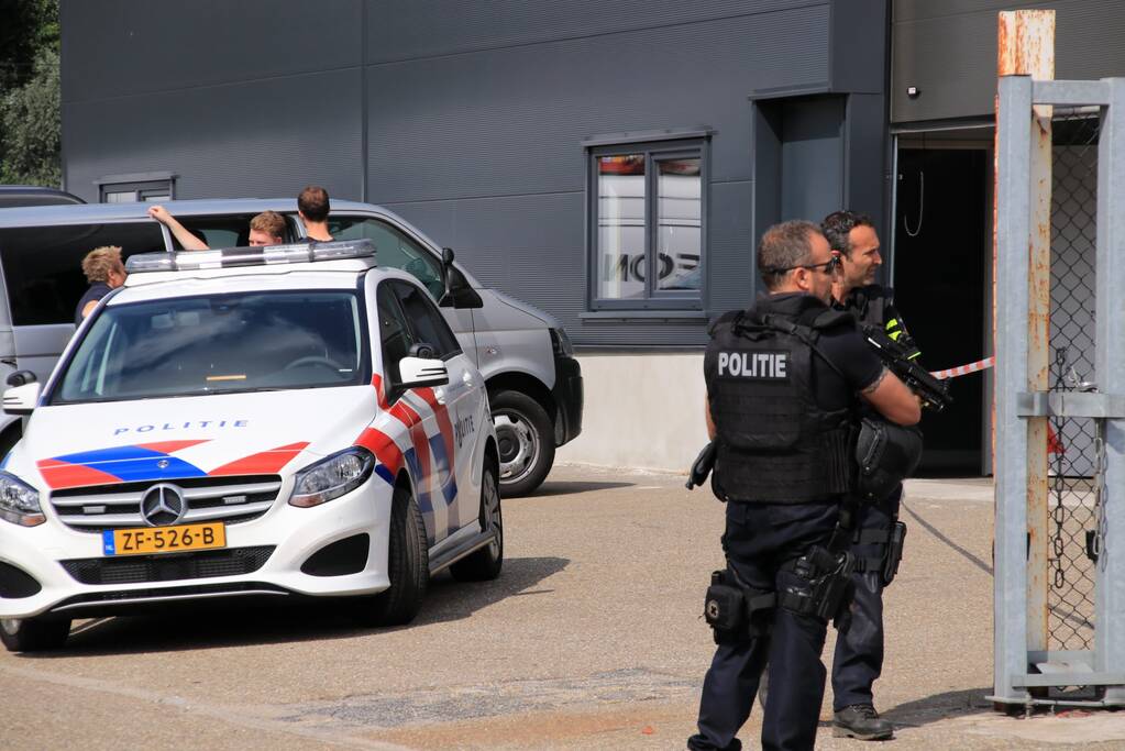 Zwaarbewapende agenten na aantreffen drugslab