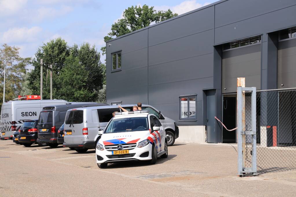 Zwaarbewapende agenten na aantreffen drugslab