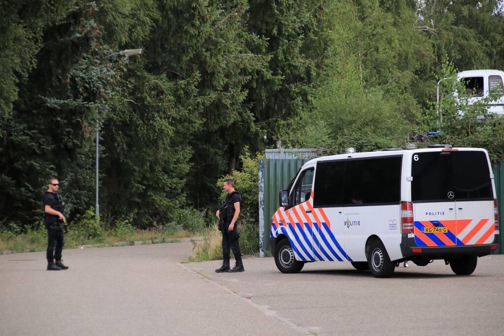 Zwaarbewapende agenten na aantreffen drugslab