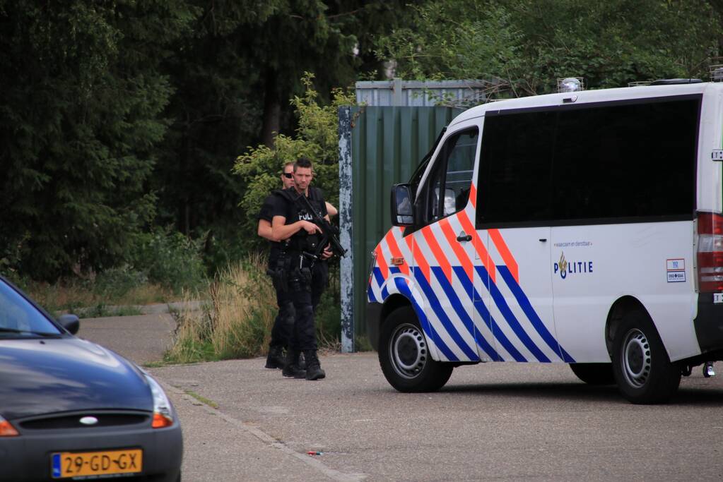 Zwaarbewapende agenten na aantreffen drugslab