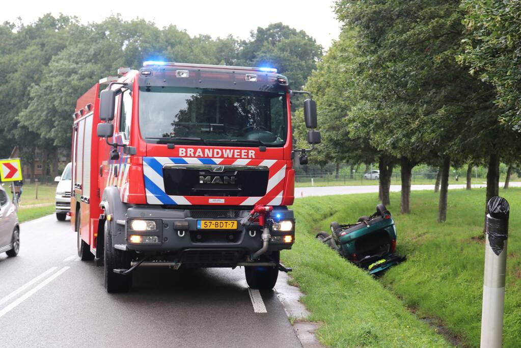 Auto vliegt uit de bocht en belandt op dak