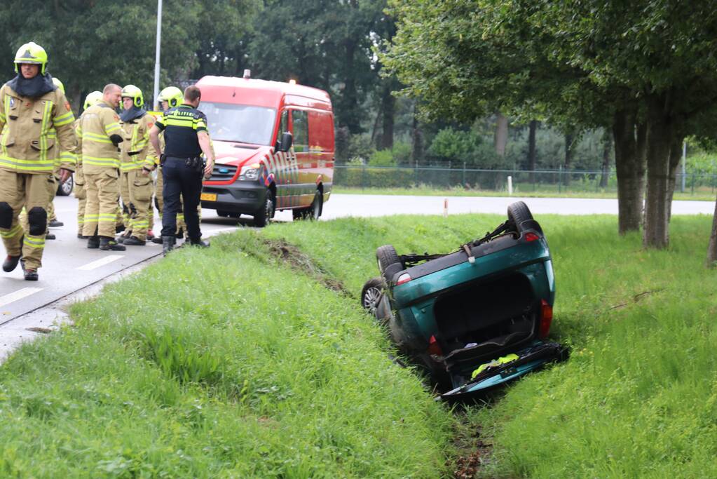 Auto vliegt uit de bocht en belandt op dak