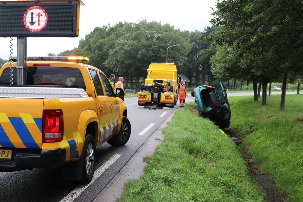 Auto vliegt uit de bocht en belandt op dak