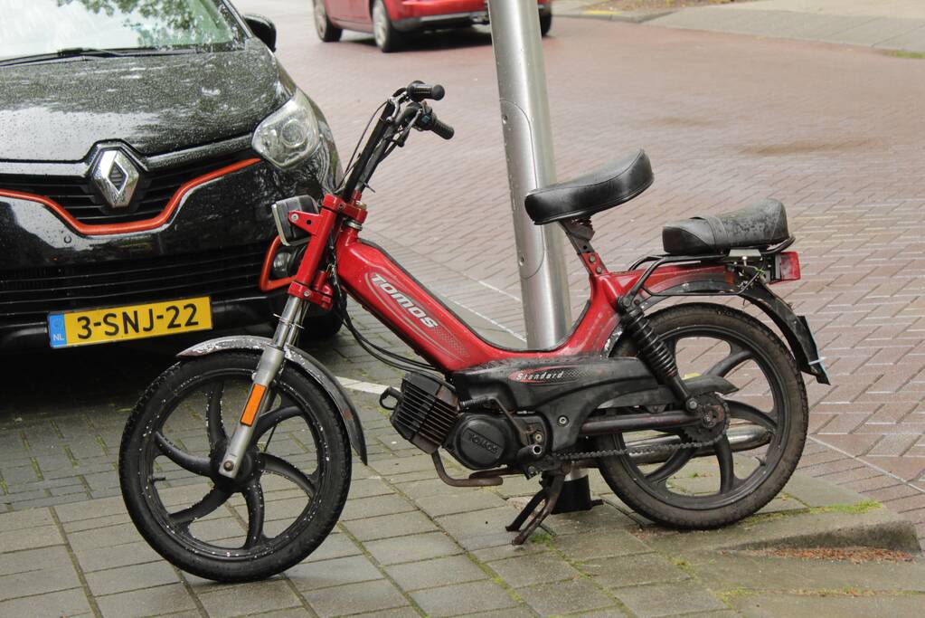 Scooterrijder onderuit en raakt gewond