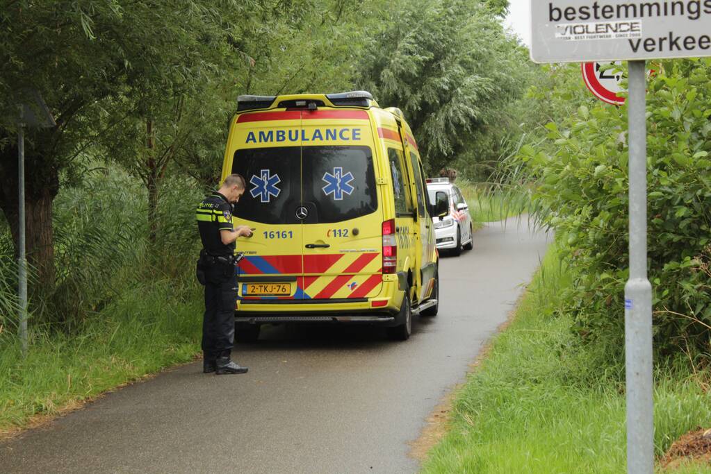 Jonge vrouw gewond na val van fiets