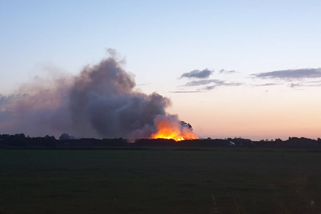 Grote brand in berg groenafval van groenrecyclingbedrijf Wagro