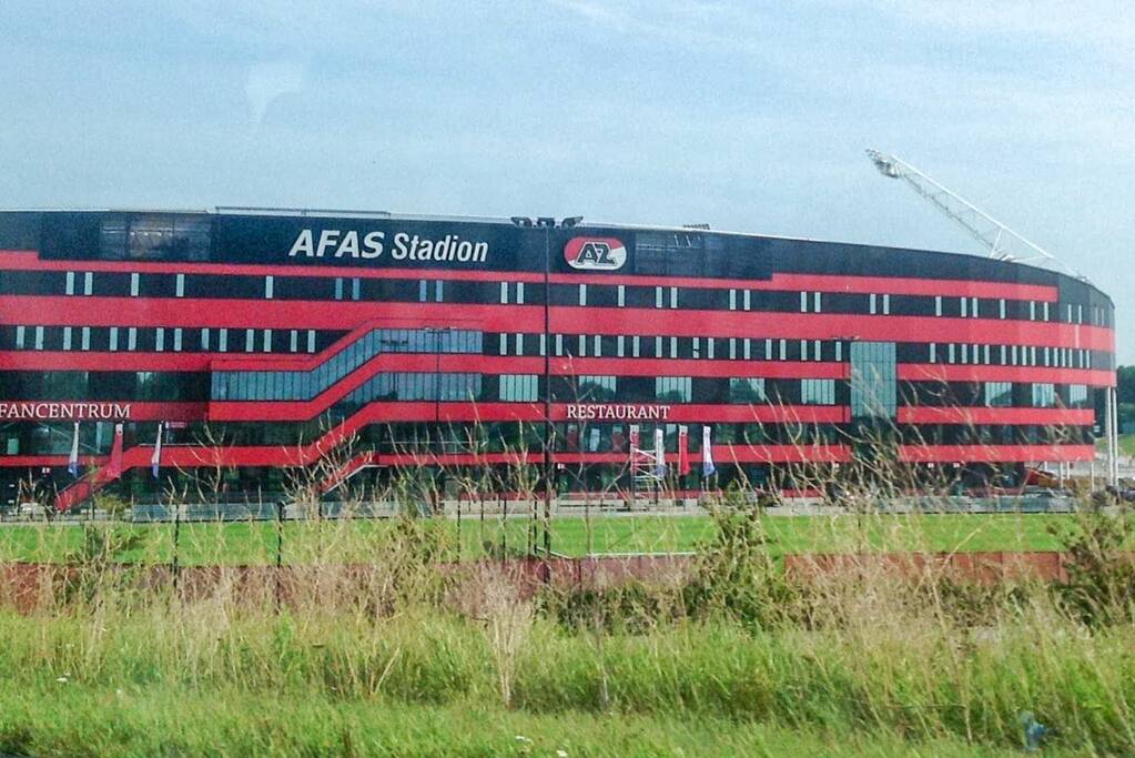 Deel dak AZ-stadion stort in door storm