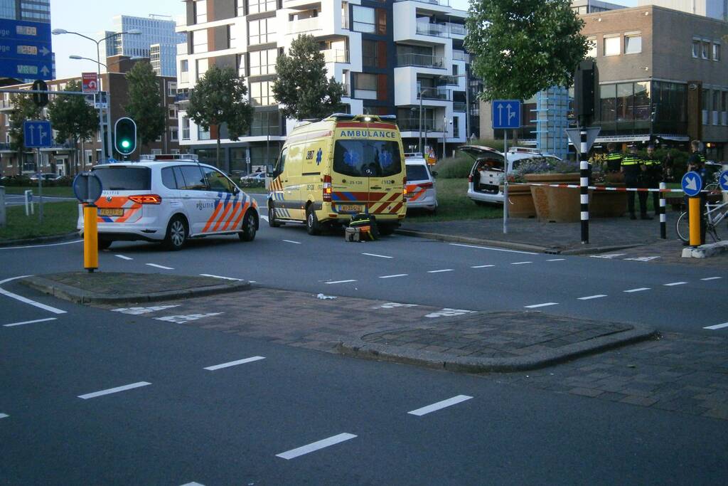 Man valt uit raam van derde etage