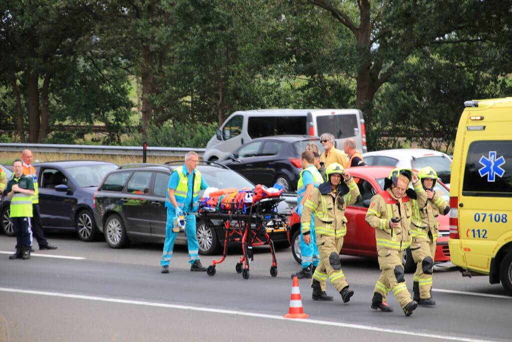 Vier auto's betrokken bij kop-staartaanrijding
