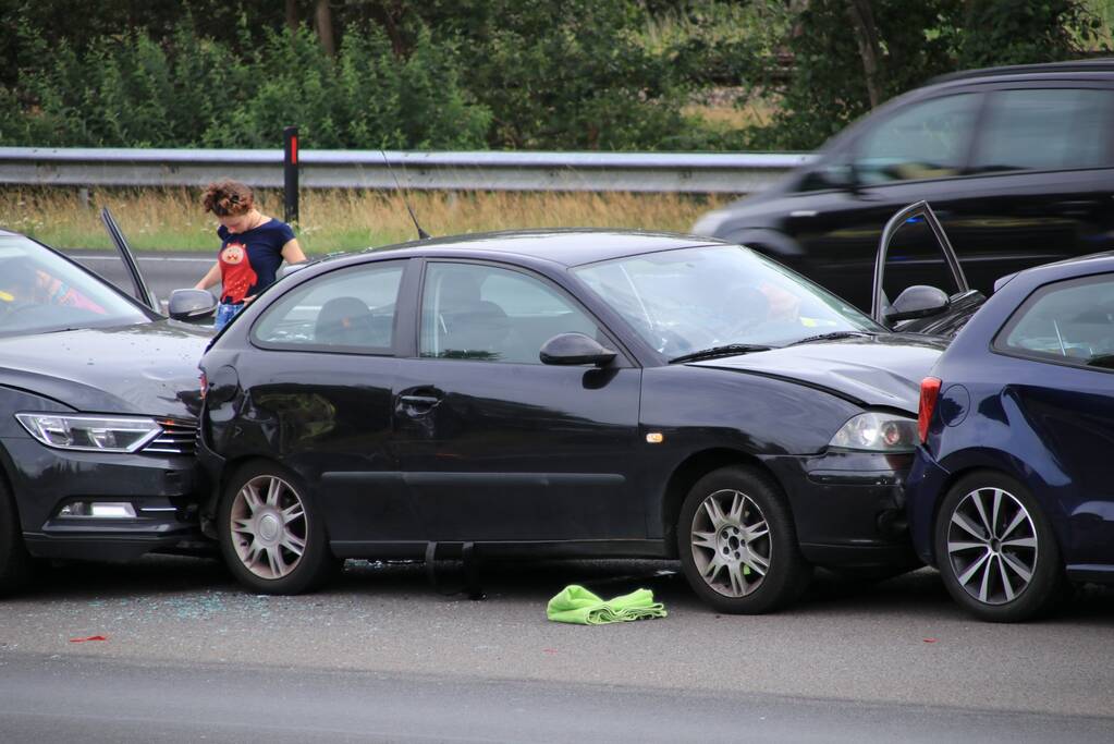 Vier auto's betrokken bij kop-staartaanrijding