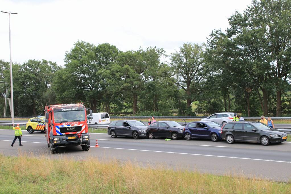 Vier auto's betrokken bij kop-staartaanrijding