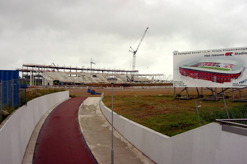 Deel dak AZ-stadion stort in door storm