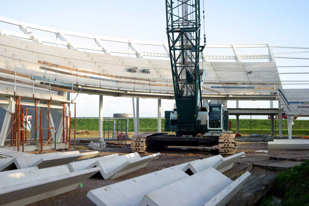 Deel dak AZ-stadion stort in door storm