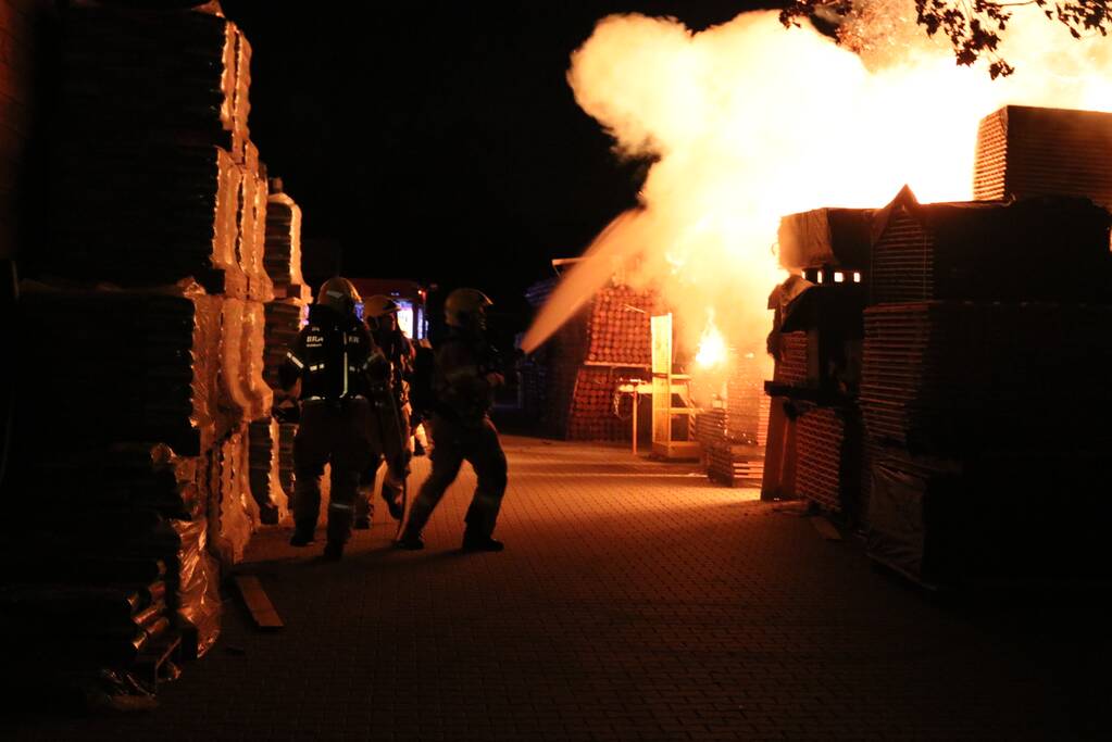 Brand in veranda slaat over naar houthandel