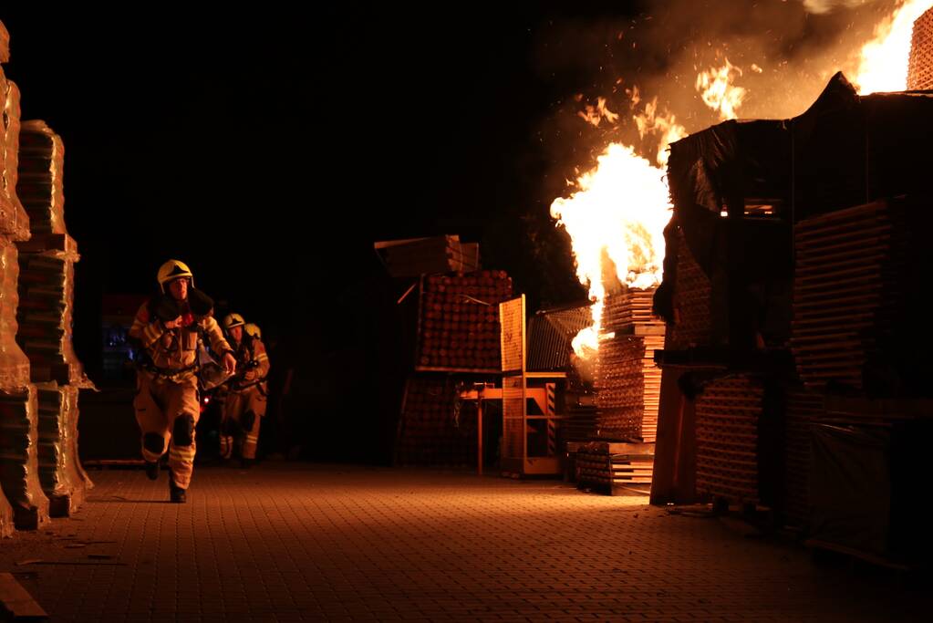 Brand in veranda slaat over naar houthandel