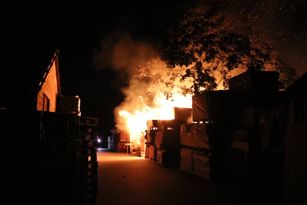 Brand in veranda slaat over naar houthandel