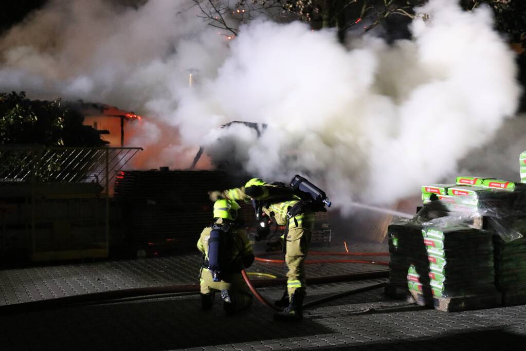 Brand in veranda slaat over naar houthandel