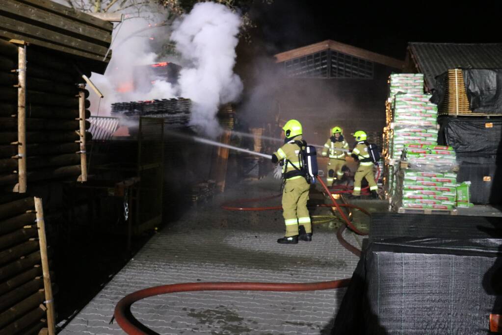 Brand in veranda slaat over naar houthandel