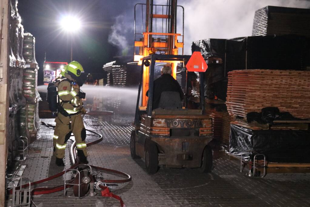 Brand in veranda slaat over naar houthandel