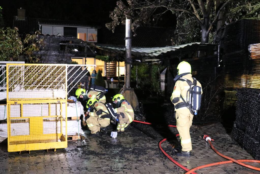 Brand in veranda slaat over naar houthandel