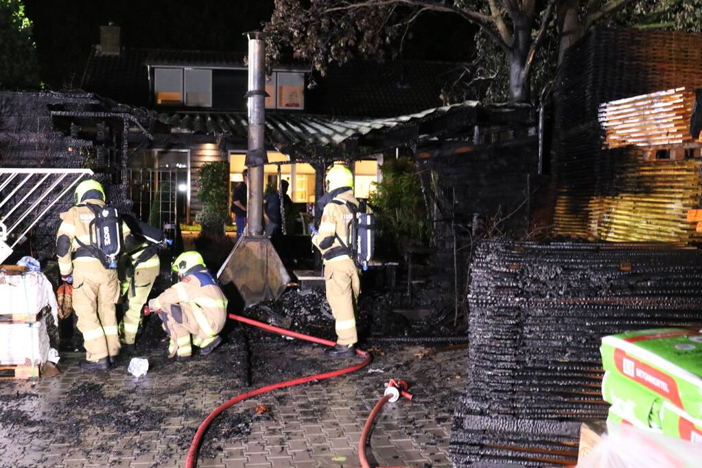 Brand in veranda slaat over naar houthandel
