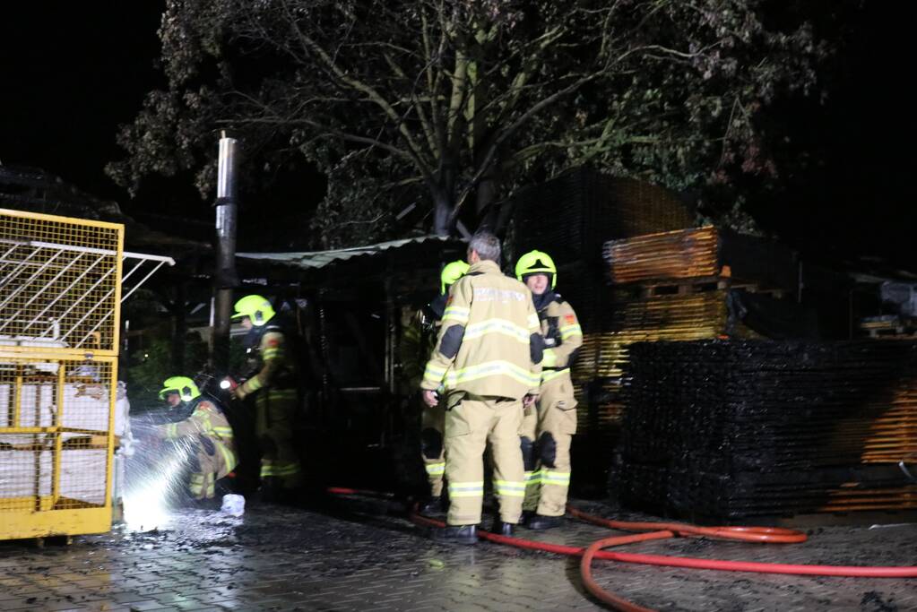 Brand in veranda slaat over naar houthandel