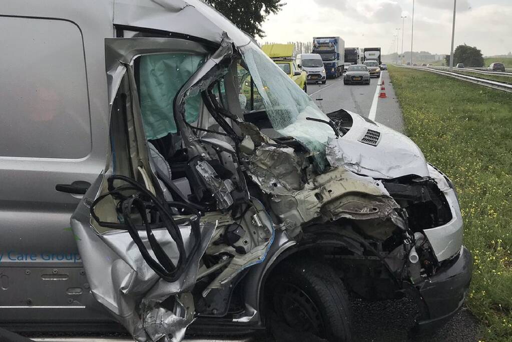 Bestelbus en vrachtwagen botsen op snelweg