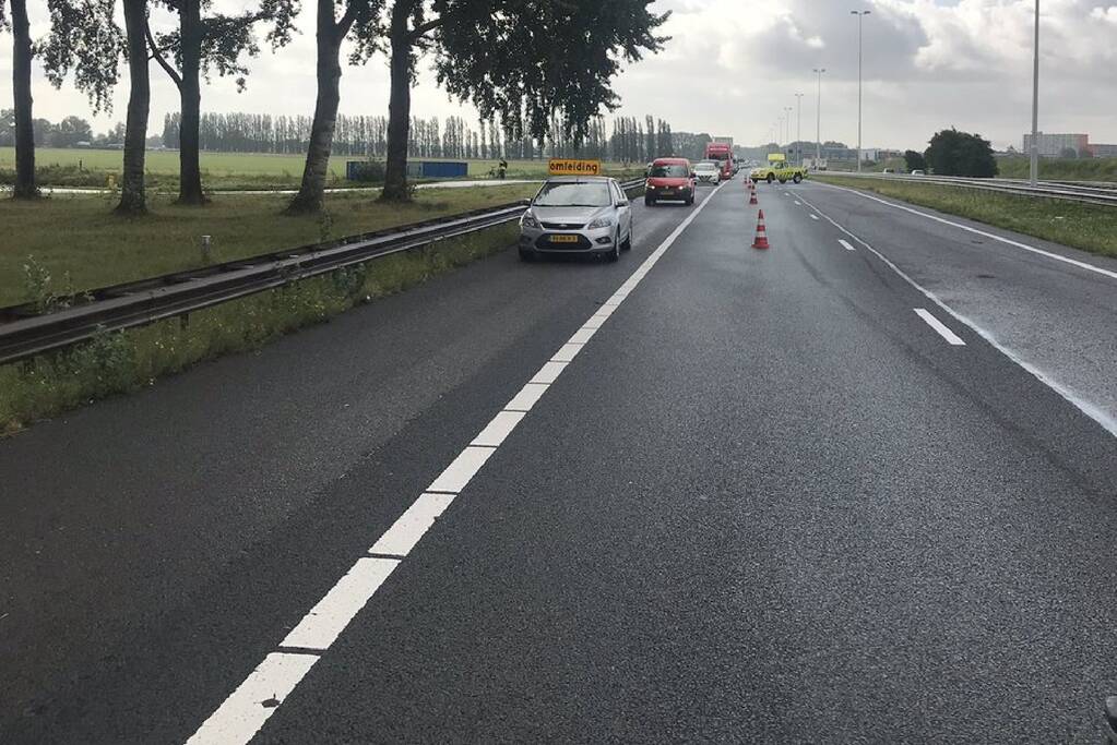 Bestelbus en vrachtwagen botsen op snelweg