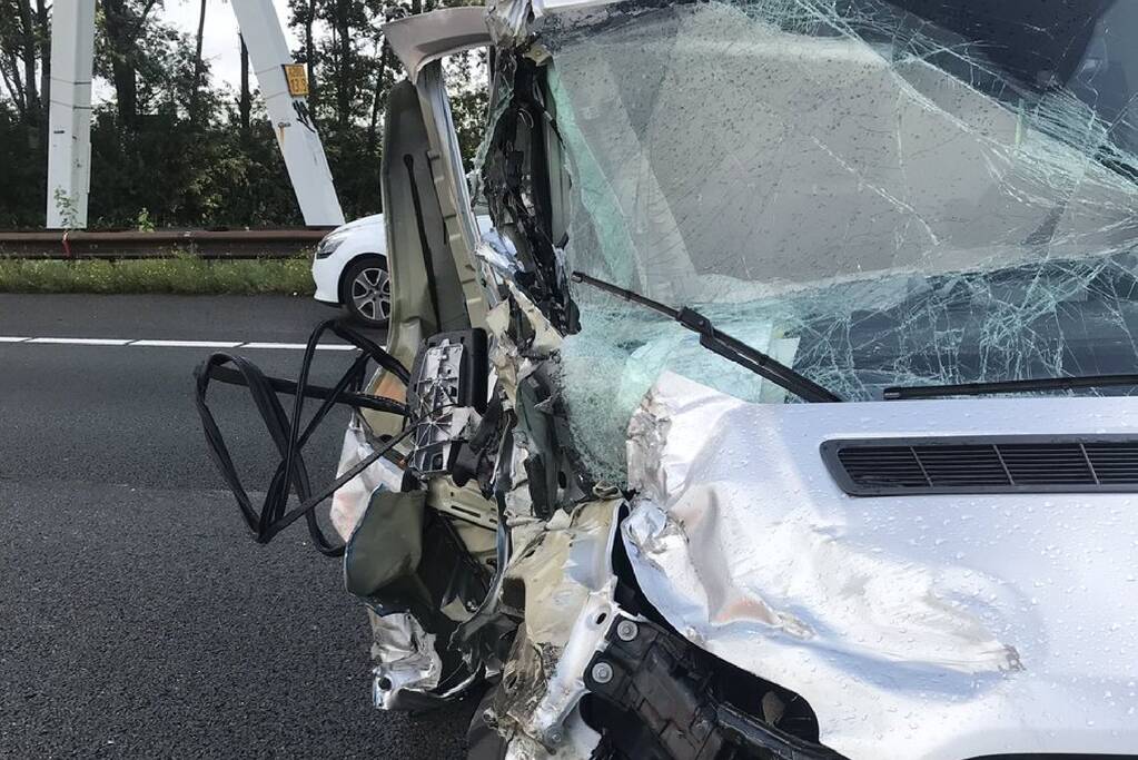 Bestelbus en vrachtwagen botsen op snelweg