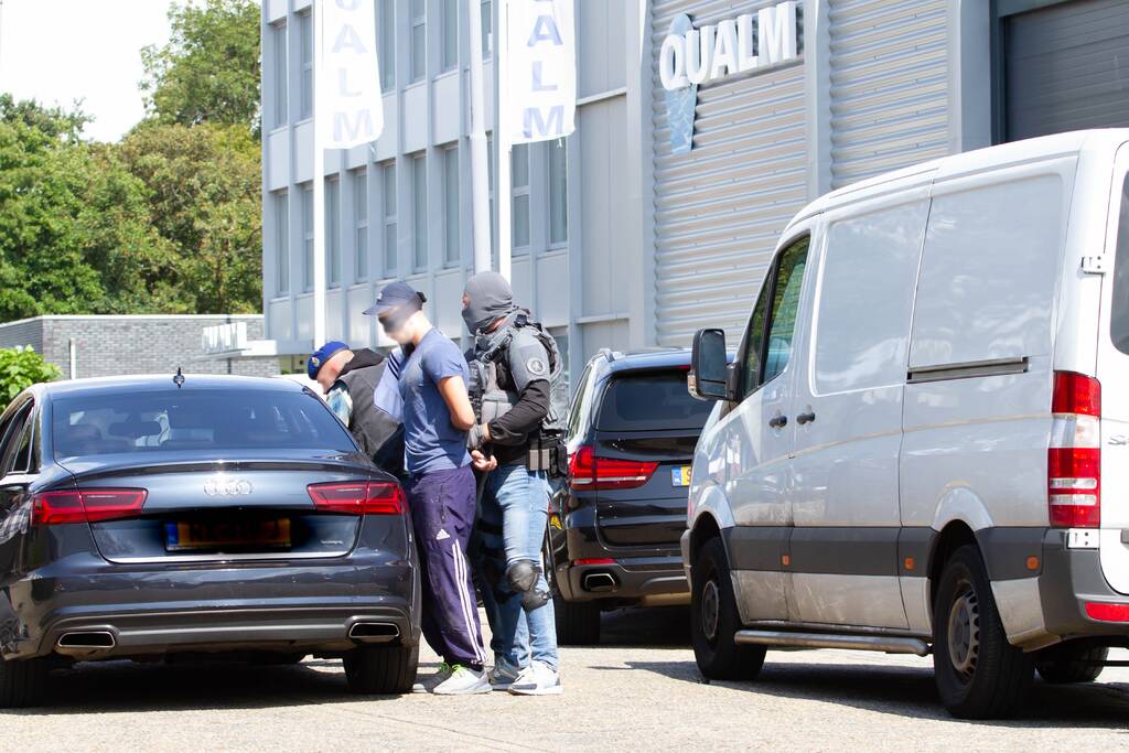 Arrestatieteam doet inval in bedrijfspand, vijf mannen aangehouden
