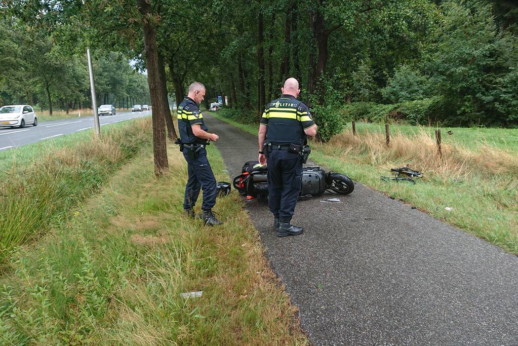 Scooterrijder en fietser botsen frontaal op fietspad