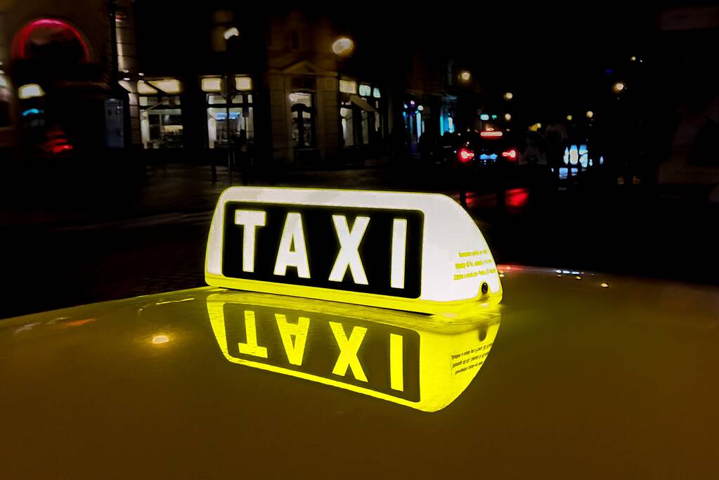 Zes mannen doen gewapende beroving op taxipassagier