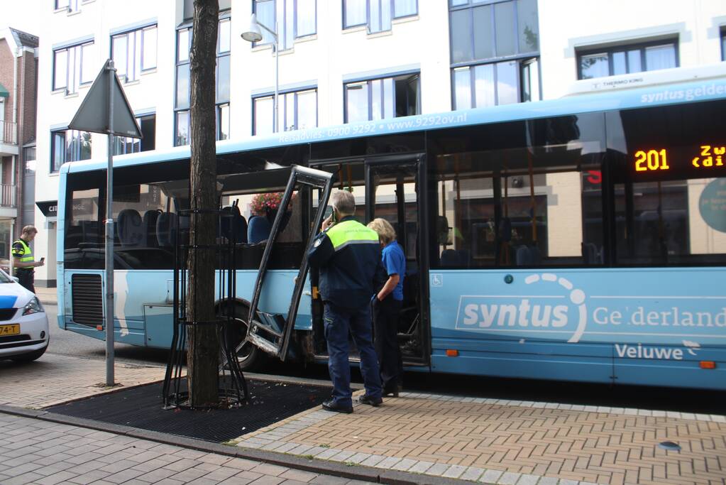 Stadsbus botst met auto