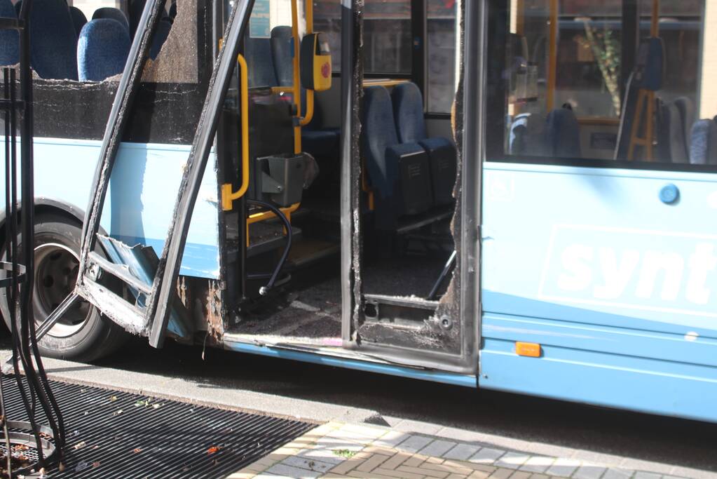 Stadsbus botst met auto
