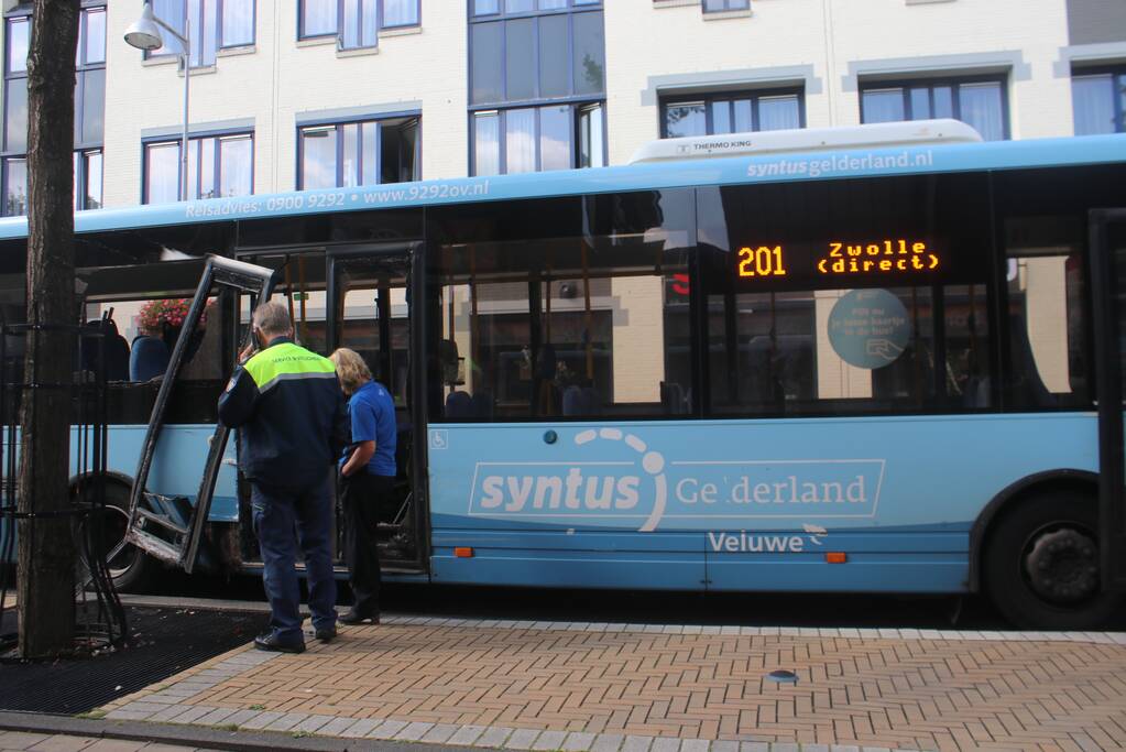 Stadsbus botst met auto