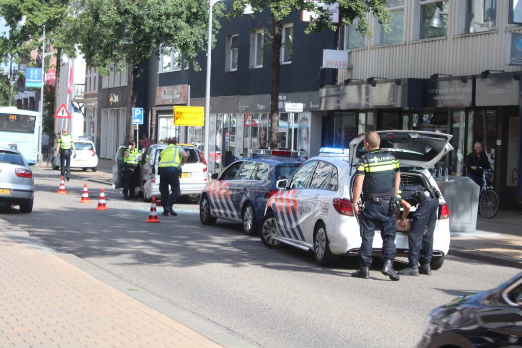 Stadsbus botst met auto