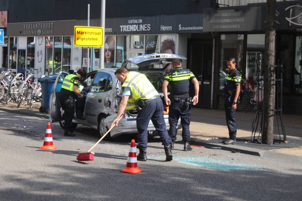 Stadsbus botst met auto