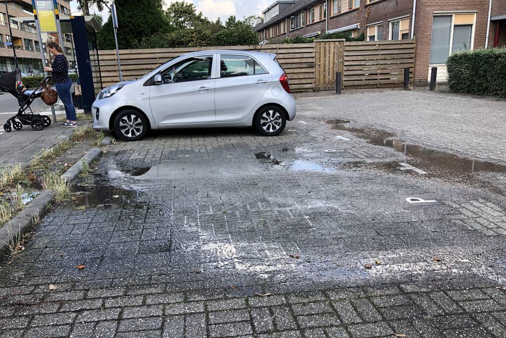 Parkeerplaats blank door kapotte waterleiding
