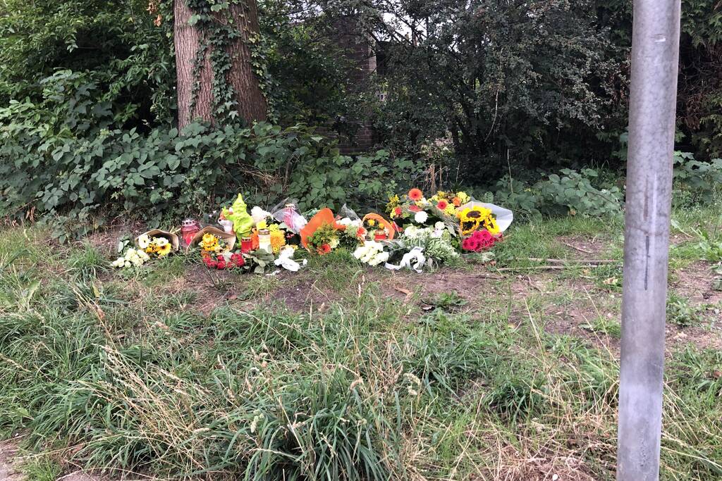 Bloemen neergelegd op plek doodgereden man (26)