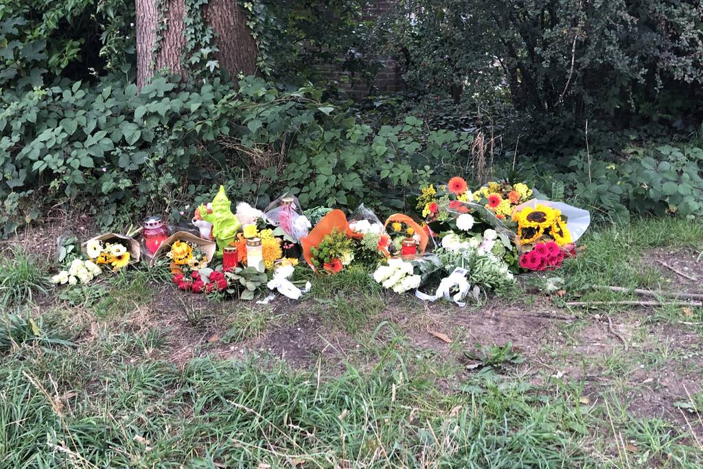 Bloemen neergelegd op plek doodgereden man (26)