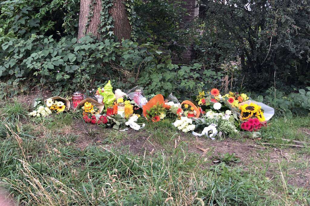 Bloemen neergelegd op plek doodgereden man (26)