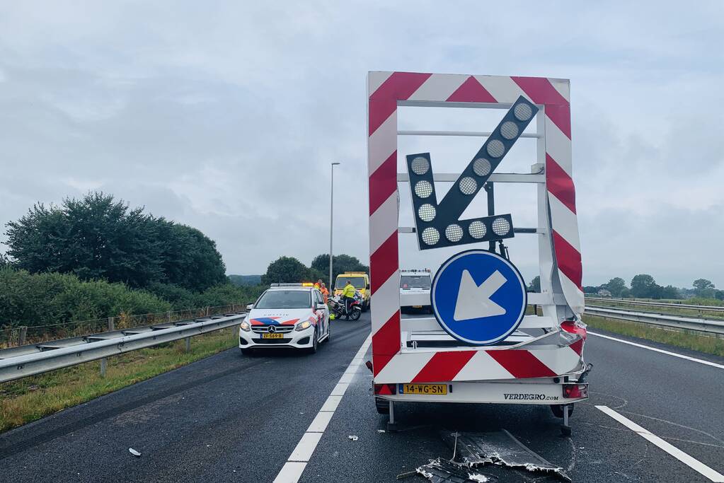 Vrachtwagen ramt pijlwagen bij wegafzetting