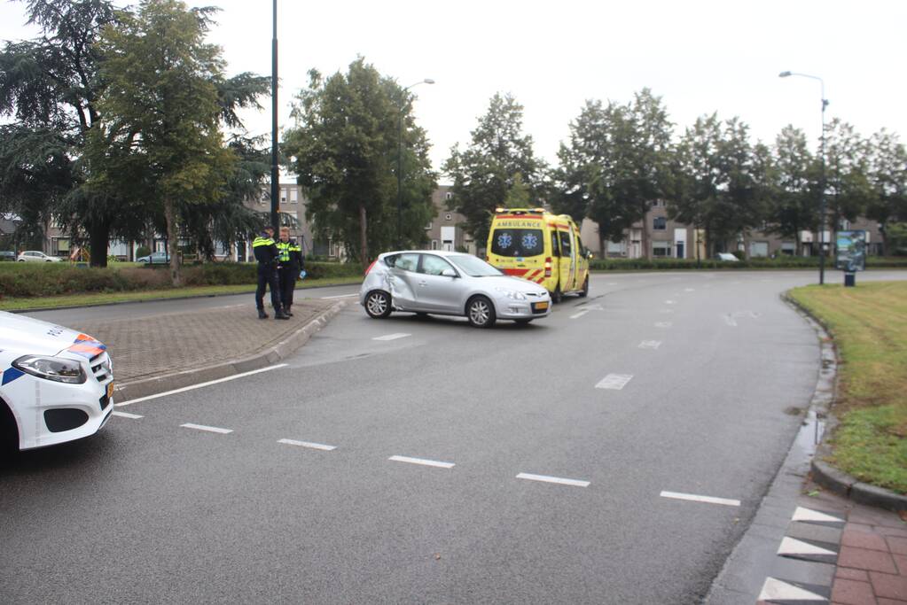 Auto botst op lantaarnpaal