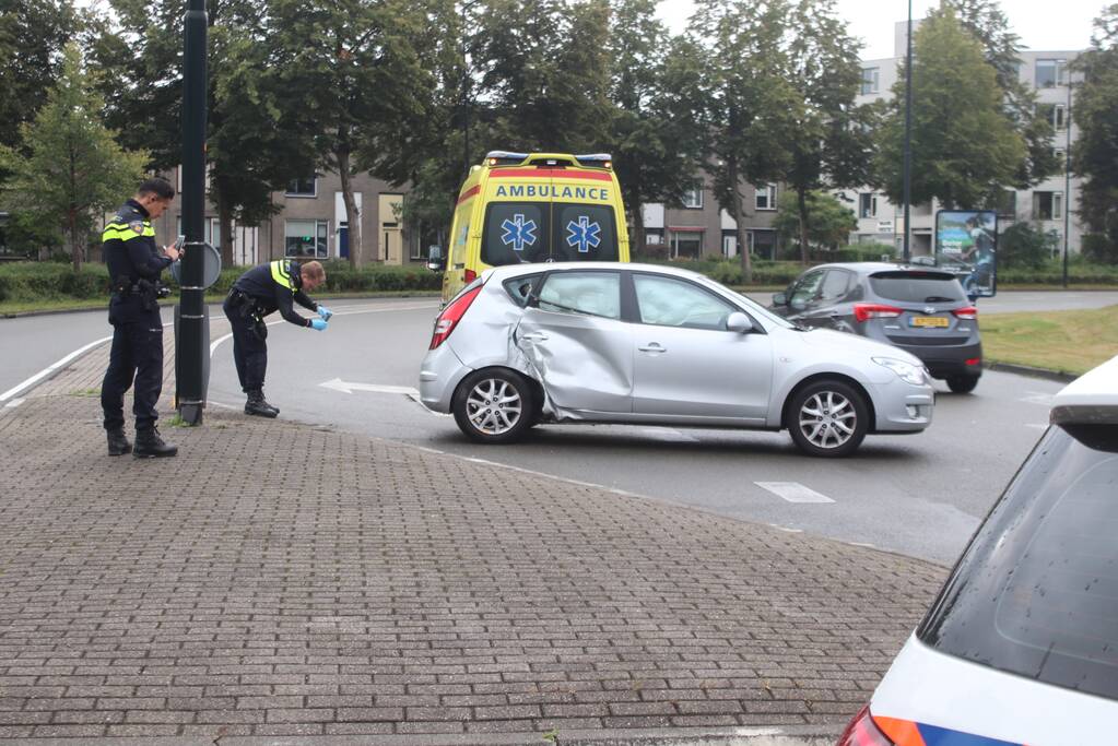 Auto botst op lantaarnpaal