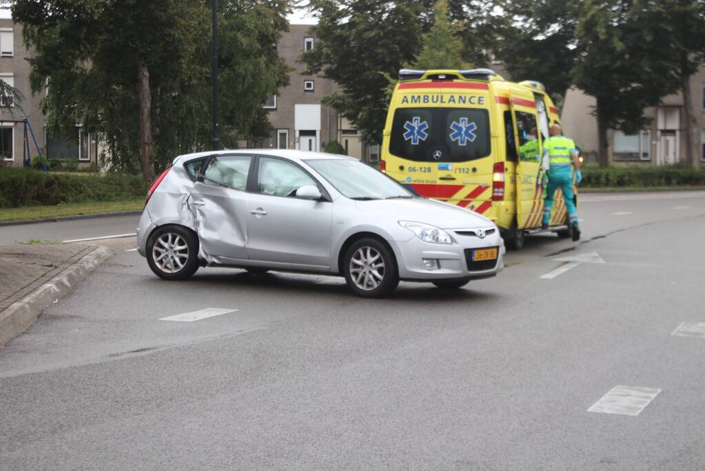 Auto botst op lantaarnpaal