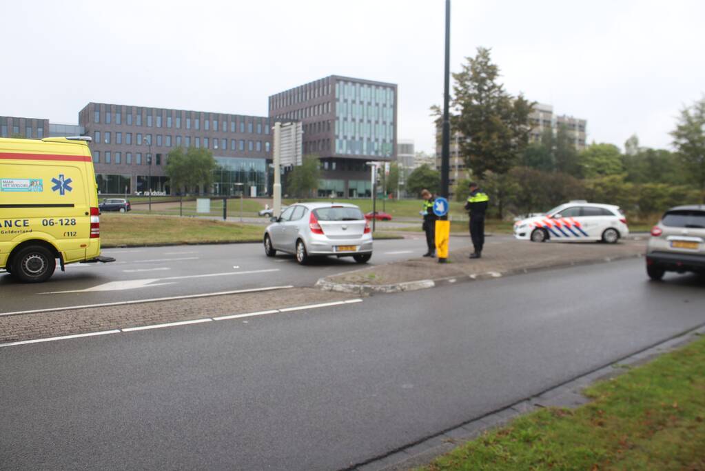 Auto botst op lantaarnpaal