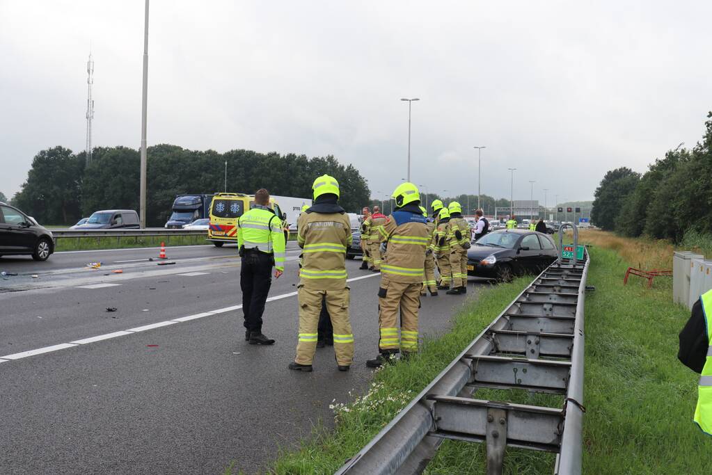 Flinke crash tussen vier voertuigen